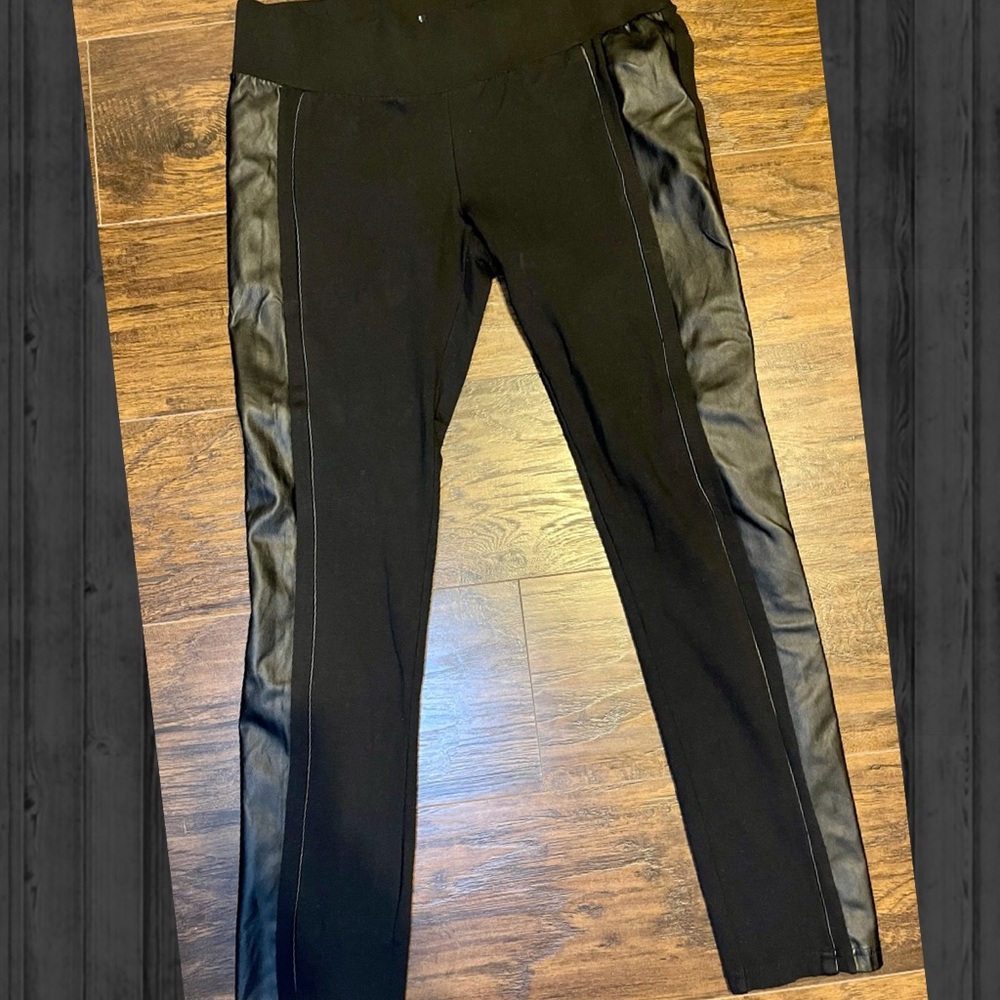 Black skinny fit pant with leather-look detailing